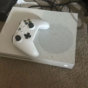Xbox s 1t with controller, good condition.